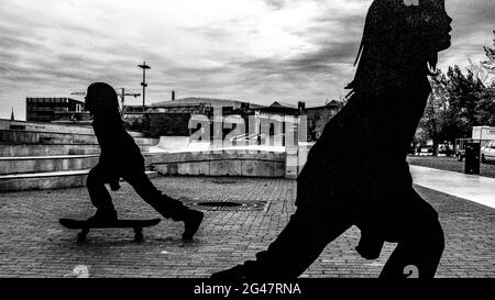 Skating Statuen im Skatepark Stapelbäddsparken in Malmö, Schweden. Stockfoto