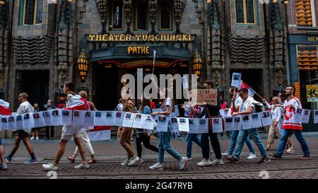 Amsterdam, Niederlande. Juni 2021. Die belarussische Gemeinde in den Niederlanden organisierte einen Protest, um allen politischen Gefangenen und Opfern des Regimes ihre Unterstützung zu zeigen. Der Protest fand am Dam-Platz statt und danach gingen sie durch das Zentrum von Amsterdam. Mit diesem Protest fordern sie, die Gewalt gegen politische Gefangene in Belarus zu beenden, gegen die Repression und für faire demokratische Wahlen. Kredit: SOPA Images Limited/Alamy Live Nachrichten Stockfoto