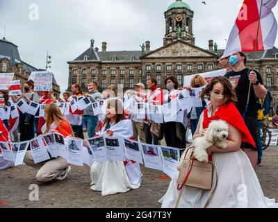 Amsterdam, Niederlande. Juni 2021. Die belarussische Gemeinde in den Niederlanden organisierte einen Protest, um allen politischen Gefangenen und Opfern des Regimes ihre Unterstützung zu zeigen. Der Protest fand am Dam-Platz statt und danach gingen sie durch das Zentrum von Amsterdam. Mit diesem Protest fordern sie, die Gewalt gegen politische Gefangene in Belarus zu beenden, gegen die Repression und für faire demokratische Wahlen. Kredit: SOPA Images Limited/Alamy Live Nachrichten Stockfoto