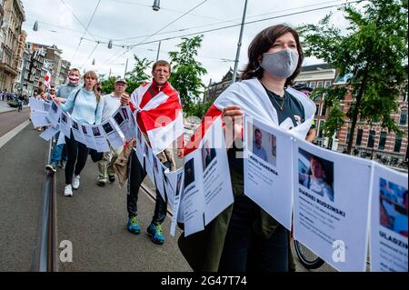 Amsterdam, Niederlande. Juni 2021. Die belarussische Gemeinde in den Niederlanden organisierte einen Protest, um allen politischen Gefangenen und Opfern des Regimes ihre Unterstützung zu zeigen. Der Protest fand am Dam-Platz statt und danach gingen sie durch das Zentrum von Amsterdam. Mit diesem Protest fordern sie, die Gewalt gegen politische Gefangene in Belarus zu beenden, gegen die Repression und für faire demokratische Wahlen. Kredit: SOPA Images Limited/Alamy Live Nachrichten Stockfoto