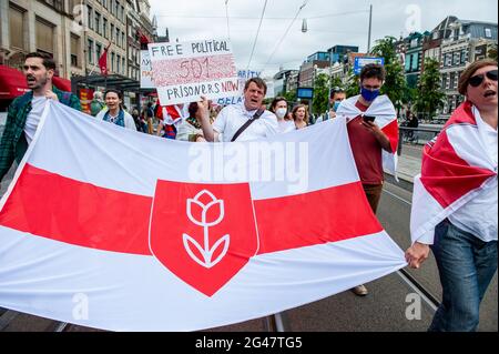 Amsterdam, Niederlande. Juni 2021. Die belarussische Gemeinde in den Niederlanden organisierte einen Protest, um allen politischen Gefangenen und Opfern des Regimes ihre Unterstützung zu zeigen. Der Protest fand am Dam-Platz statt und danach gingen sie durch das Zentrum von Amsterdam. Mit diesem Protest fordern sie, die Gewalt gegen politische Gefangene in Belarus zu beenden, gegen die Repression und für faire demokratische Wahlen. (Foto von /Sipa USA) Quelle: SIPA USA/Alamy Live News Stockfoto