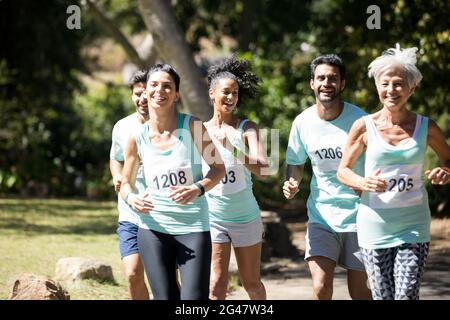 Marathon-Athleten zu Fuß im Park Stockfoto