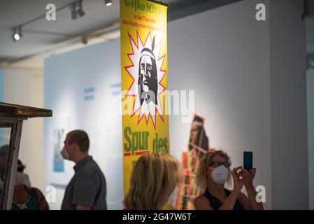 Rostock, Deutschland. Juni 2021. Blick auf die Ausstellung 'OST/WESTERN - Kino, Kult und Klassenfeind' in der Kunsthalle Rostock. Die Ausstellung beschäftigt sich mit dem Einfluss der so genannten DEFA 'indischen' Filme der DDR und der Karl-May-Filme der BRD in den 1960er bis frühen 1980er Jahren. Quelle: Frank Hormann/dpa-Zentralbild/dpa/Alamy Live News Stockfoto