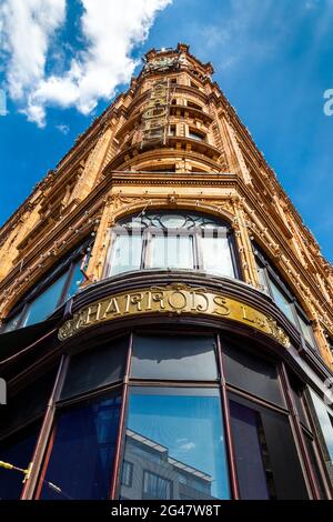 Außenansicht des Luxuskaufhauses Harrods in Knightsbridge, London, Großbritannien Stockfoto
