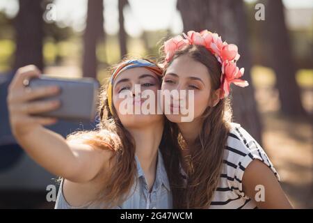 Nahaufnahme von Frauen, die beim Klicken auf Selfie puckern Stockfoto