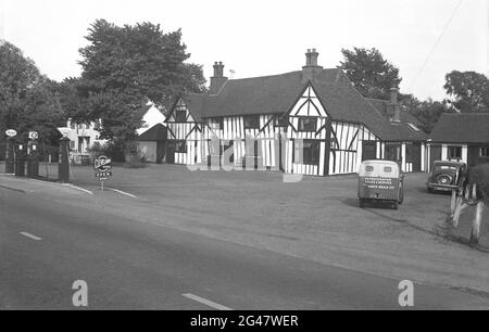 1954, historisch, Außenansicht eines alten elisabethanischen Gebäudes, Essex, England, Großbritannien, mit einem großen Vorplatz und Benzinpumpen. Verkauft wurden unter anderem Clevecol und Aero, mit einem Schild für Cleveland Petrols. Cleveland war ein britisches Unternehmen, das ursprünglich 1920 im Trafford Park in Manchester von Norman Davis gegründet wurde, das 1938 mehrheitlich vom US-Geschäft, der Anglo-American Oil Co., gekauft wurde. 1951 begann sich Anglo-American Esso zu nennen, nachdem seine Orgins Standard Oil (Eastern Seaboard Standard Oil) waren. Anfang 1970s wurden alle Tankstellen in Cleveland unter dem Namen Esso umbenannt. Stockfoto