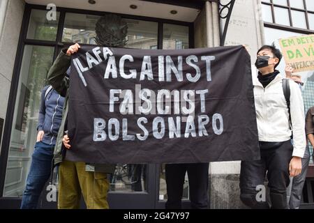 London, Großbritannien. Juni 2021. Londoner Anti-Faschistische Versammlung. Demonstranten versammelten sich vor der brasilianischen Botschaft im Zentrum von London, um gegen den Präsidenten Jair Bolsonaro zu protestieren. (Kredit: Vuk Valcic / Alamy Live News) Stockfoto