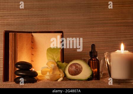 Spa Körperbehandlung und Beauty Wellness. Therapie Aromatherapie für Körperfrauen mit Kerzen für Entspannung Spa-Massage und Wellness-Einstellung bereit gesundes Leben Stockfoto