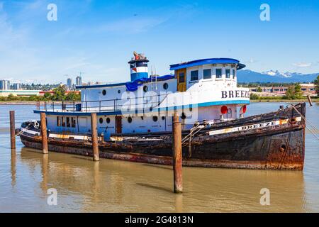 Das verstummte Vergnügungsboot liegt am Ufer des Fraser River in Vancouver, British Columbia, Kanada Stockfoto