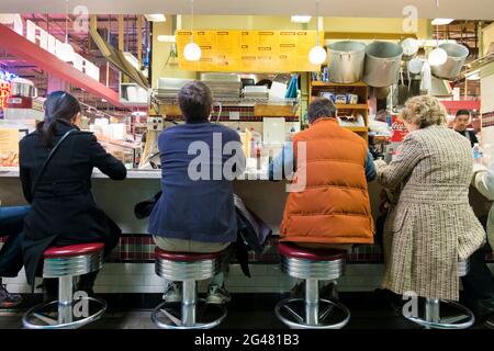 Abendessen an einem alten Lunch-Schalter. Auf dem Reading Terminal Market in Philadelphia, Pennysylvania. Stockfoto