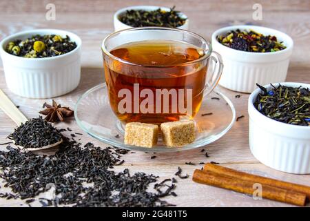 Teeauswahl. Verschiedene Arten von Tee. Zubereiteter Tee in einer Tasse mit Zucker Stockfoto