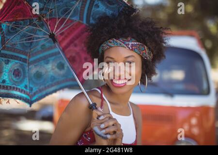 Porträt einer glücklichen Frau mit Regenschirm Stockfoto