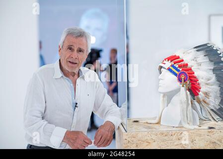 Rostock, Deutschland. Juni 2021. Schauspieler Gojko Mitic steht zur Eröffnung der Ausstellung 'EAST/WESTERN - Cinema, Cult and Class Enemy' in der Kunsthalle Rostock. Die Ausstellung beschäftigt sich mit dem Einfluss der so genannten DEFA 'indischen' Filme der DDR und der Karl-May-Filme der BRD in den 1960er bis frühen 1980er Jahren. Quelle: Frank Hormann/dpa-Zentralbild/dpa/Alamy Live News Stockfoto