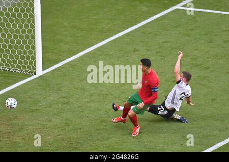 Cristiano RONALDO (POR) schießt das Tor auf 1-0 gegen Robin Gosens (GER), Action, Torschuss, Strafraumszene. Gruppenphase, Vorrunde Gruppe F, Spiel M24, Portugal (POR) - Deutschland (GER) am 19. Juni 2021 in München/Fußball Arena (Allianz Arena). Football EM 2020 von 06/11/2021 bis 07/11/2021. Stockfoto