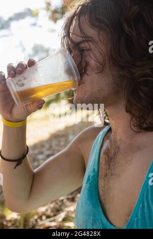 Bewusstlosen Mann trinkt Bier im park Stockfoto
