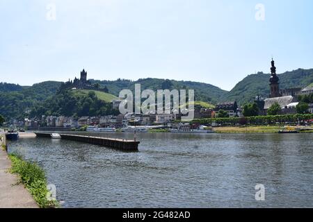 Blick vom kleinen Bootshafen Cochem auf die Altstadt am Nordufer der Mosel Stockfoto