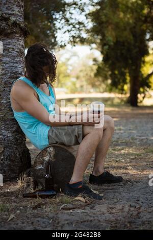 Bewusstloser Mann, der im Park schläft Stockfoto