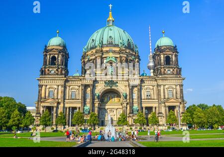 Berlin, Deutschland – 31. August 2015 : Touristen und Einheimische genießen einen sonnigen Tag mit herrlichem Blick auf den Berliner Dom auf der Museumsinsel. Stockfoto