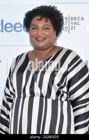 New York, USA. Juni 2021. Der Politiker Stacey Abrams nimmt am 19. Juni 2021 am „Harry Belafonte Voices for Social Justice Award“ im Battery Park während des Tribeca Festivals 2021 in New York, NY, Teil. (Foto von Anthony Behar/Sipa USA) Quelle: SIPA USA/Alamy Live News Stockfoto