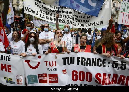 Demonstration von mehreren tausend Gewerkschaftsaktivisten (CGT, Solidaires, CFTC, UNEF-linke Parteien (LFI, NPA, PCF) marschierten vor dem Hauptquartier der MEDEF Avenue Bosquet, um gegen die Arbeitslosigkeit zu protestieren und das Verbot von Entlassungen zu fordern. Paris, Frankreich, am 19. Juni 2021. Foto von Georges Darmon/Avenir Pictures/ABACAPRESS.COM Stockfoto