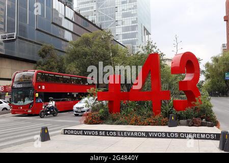 Anti-Denkmal zum Gedenken an die 43 normalista Studenten von Ayotzinapa, die Opfer des gewaltsamen Verschwindens durch die Polizei der Stadt, des Staates und des Militärs in der Gemeinde Iguala, im Bundesstaat Guerrero, am 26. September 2017 wurde Anti-Denkmal in der Reforma Avenue am 19. Juni 2021 in Mexiko-Stadt, Mexiko, aufgestellt. Foto von Luis Barron/Eyepix/ABACAPRESS.COM Stockfoto