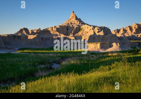 Grasslands und Badlands Turmspitzen, Schluchten und Buttes am Window Trail im Badlands National Park, South Dakota. Stockfoto