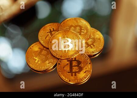 Bitcoins auf einem spiegelnden Hintergrund. Krypto-Fieber. Stockfoto