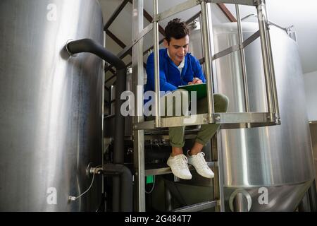 Vollständige Länge der Worker amitsrt-Speichertanks, die in die Zwischenablage geschrieben werden Stockfoto