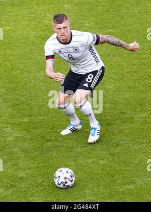 MÜNCHEN, DEUTSCHLAND - 19. JUNI: Toni Kroos aus Deutschland kontrolliert den Ball während des UEFA Euro 2020 Gruppe F-Spiels zwischen Portugal und Deutschland in der Allianz Arena am 19. Juni 2021 in München (Foto: Andre Weening/Orange Picles) Stockfoto