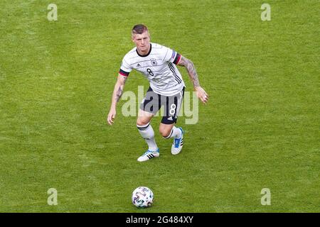 MÜNCHEN, DEUTSCHLAND - 19. JUNI: Toni Kroos aus Deutschland kontrolliert den Ball während des UEFA Euro 2020 Gruppe F-Spiels zwischen Portugal und Deutschland in der Allianz Arena am 19. Juni 2021 in München (Foto: Andre Weening/Orange Picles) Stockfoto