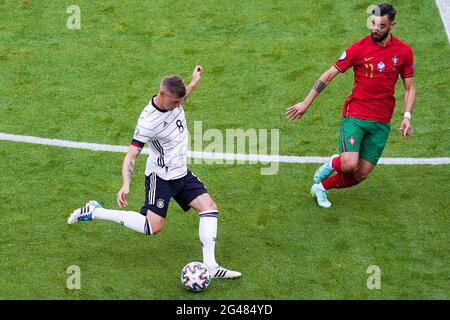 MÜNCHEN, DEUTSCHLAND - 19. JUNI: Toni Kroos aus Deutschland und Bruno Fernandes aus Portugal während des UEFA Euro 2020 Gruppe F-Spiels zwischen Portugal und Deutschland in der Allianz Arena am 19. Juni 2021 in München (Foto: Andre Weening/Orange Picles) Stockfoto