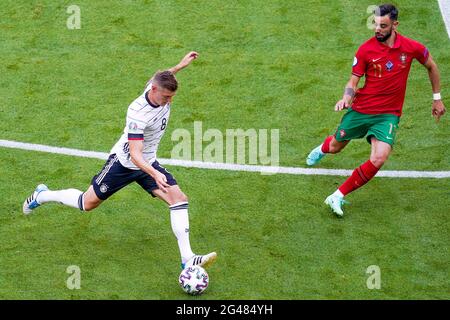 MÜNCHEN, DEUTSCHLAND - 19. JUNI: Toni Kroos aus Deutschland und Bruno Fernandes aus Portugal während des UEFA Euro 2020 Gruppe F-Spiels zwischen Portugal und Deutschland in der Allianz Arena am 19. Juni 2021 in München (Foto: Andre Weening/Orange Picles) Stockfoto