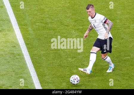 MÜNCHEN, DEUTSCHLAND - 19. JUNI: Toni Kroos aus Deutschland kontrolliert den Ball während des UEFA Euro 2020 Gruppe F-Spiels zwischen Portugal und Deutschland in der Allianz Arena am 19. Juni 2021 in München (Foto: Andre Weening/Orange Picles) Stockfoto