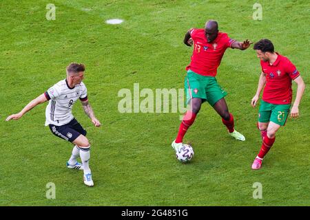 MÜNCHEN, DEUTSCHLAND - 19. JUNI: Toni Kroos aus Deutschland, Danilo aus Portugal und Diogo Jota aus Portugal während des UEFA Euro 2020 Gruppe F-Spiels zwischen Portugal und Deutschland in der Allianz Arena am 19. Juni 2021 in München (Foto: Andre Weening/Orange Picles) Stockfoto