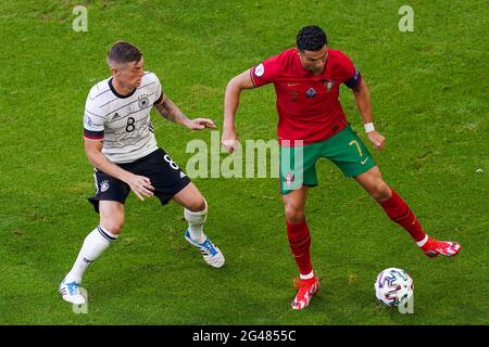 MÜNCHEN, DEUTSCHLAND - 19. JUNI: Toni Kroos aus Deutschland und Cristiano Ronaldo aus Portugal während des UEFA Euro 2020 Gruppe F-Spiels zwischen Portugal und Deutschland in der Allianz Arena am 19. Juni 2021 in München (Foto: Andre Weening/Orange Picles) Stockfoto