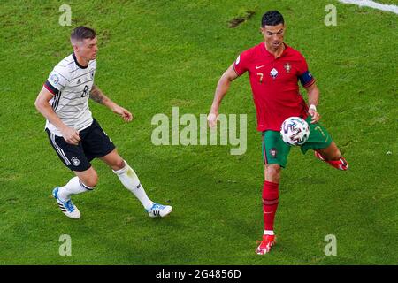 MÜNCHEN, DEUTSCHLAND - 19. JUNI: Toni Kroos aus Deutschland und Cristiano Ronaldo aus Portugal während des UEFA Euro 2020 Gruppe F-Spiels zwischen Portugal und Deutschland in der Allianz Arena am 19. Juni 2021 in München (Foto: Andre Weening/Orange Picles) Stockfoto