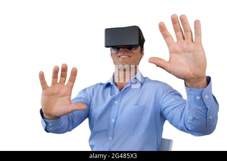 Lächelnder Geschäftsmann, der Stuhl sitzt, während er eine Brille trägt Stockfoto