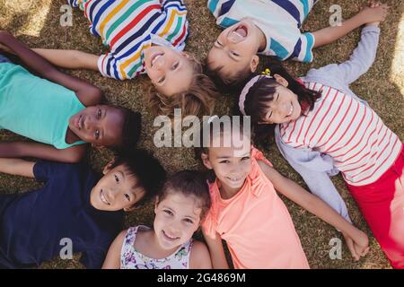 Ansicht von oben auf dem Rasen liegende Schüler Stockfoto