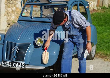 LYON, FRANKREICH - 13. Jun 2015: Besitzer des französischen Oldtimers, des Autos, des Autos, des Autos, des Autos, des Autos, des Autos, des Autos Stockfoto