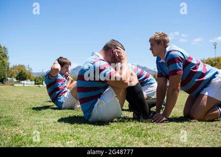 Nahaufnahme von Rugby-Spielern, die auf dem Rasen trainieren Stockfoto