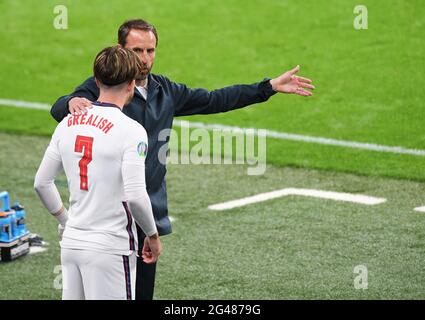 18. Juni 2021 - England gegen Schottland - UEFA Euro 2020 Gruppe-D-Spiel - Wembley - London England Manager Gareth Southgate gibt Jack Grealish Anweisungen, wie er ihn während des Spiels gegen Schottland bei den UEFA-Europameisterschaften 2020 anführt Bildnachweis: © Mark Pain / Alamy Live News Stockfoto