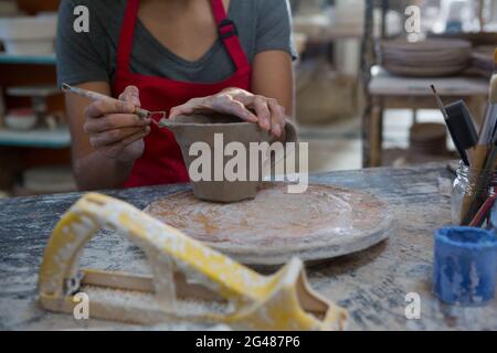 Weibliche Töpfer Schnitzbecher Stockfoto