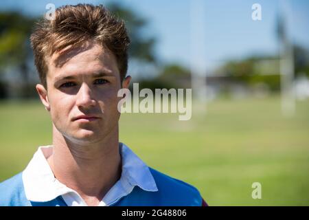 Porträt von zuversichtlich Rugbyspieler Stockfoto