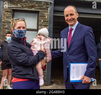 Union Hall, West Cork, Irland, Samstag, 19. Juni 2021. Der Taoiseach Micheál Martin besuchte heute Abend überraschend die Union Hall am Keelbeg Pier und begegne den Fischern der Union Hall-Fischereiflotte. Er nutzte die Gelegenheit, um den Fischern zuzuhören, die sich mit den Quoten und der Abwägung der Fänge am Kai beschäftigen. Er nutzte auch die Gelegenheit, um die Frauen und Kinder zu treffen. Credit aphperspective/ Alamy Live News Stockfoto