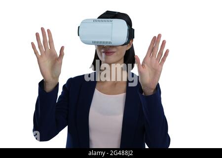 Geschäftsfrau, gestikulieren mit virtual-Reality-Kopfhörer Stockfoto