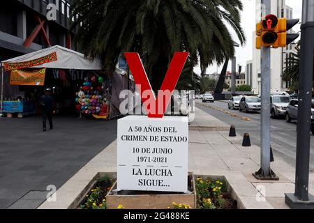 MEXIKO-STADT, MEXIKO, 19. JUNI: Anti-Denkmal zum Gedenken an die Opfer des Massakers an Studenten am 10. Juni 1971 oder „Donnerstag des Corpus“ oder auch „Halconazo“ genannt, als eine paramilitärische Gruppe namens „halcones“ intervenierte, Getötete und verschwundene Studenten während eines Studentenproteste am 19. Juni 2021 wurde in der Benito Juarez Avenue in Mexiko-Stadt, Mexiko, ein Anti-Denkmal aufgestellt. (Foto von Eyepix/Sipa USA) Stockfoto