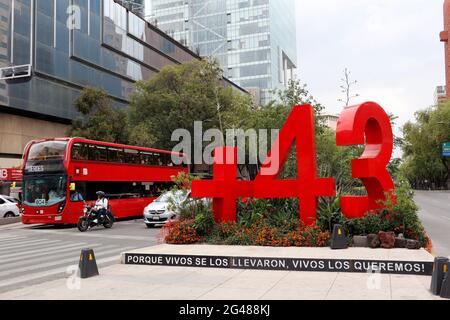 Mexiko-Stadt, Mexiko. Juni 2021. MEXIKO-STADT, MEXIKO JUNI 19: Anti-Denkmal zum Gedenken an die 43 normalista Studenten von Ayotzinapa, die Opfer des gewaltsamen Verschwindens durch die Polizei der Stadt, des Staates und des Militärs in der Gemeinde Iguala, im Bundesstaat Guerrero, am 26. September 2017 wurde Anti-Denkmal in der Reforma Avenue am 19. Juni 2021 in Mexiko-Stadt, Mexiko, aufgestellt. (Foto von Eyepix/Sipa USA) Quelle: SIPA USA/Alamy Live News Stockfoto