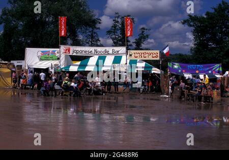 Foodstand mit Schlamm in Menschen auf Schlamm in Glastonbury 1998 Festival, Pilton, Somerset, England Stockfoto