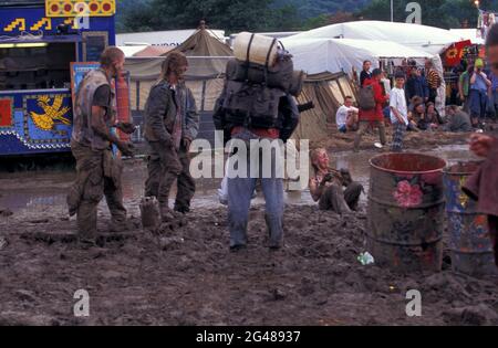 Mädchen bedeckt auf Schlamm in Glastonbury 1998 Festival, Pilton, Somerset, England Stockfoto