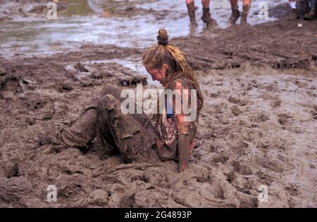 Mädchen bedeckt auf Schlamm in Glastonbury 1998 Festival, Pilton, Somerset, England Stockfoto